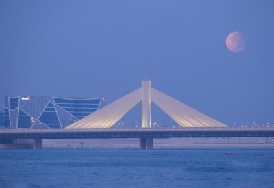 بالصور: خسوف القمر الجزئي في سماء مملكة البحرين صباح اليوم