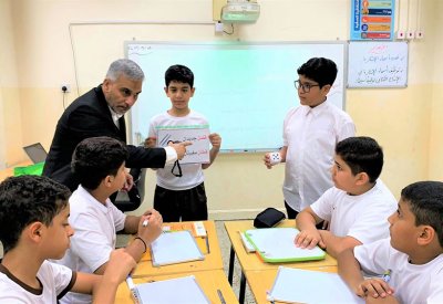 ماذا قال طلاب المعلم حسن الهدي عن أسلوبه التفاعلي المحفز؟