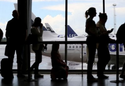 طائرة تحمل وزيرين سويديين تعود أدراجها بعد عطل فني