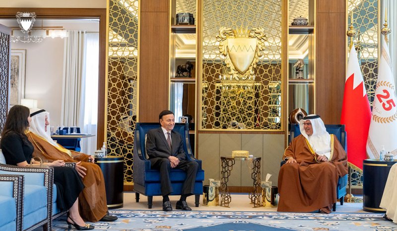 سمو ولي العهد رئيس مجلس الوزراء رئيس مجلس التنمية الاقتصادية يستقبل الأعضاء السابقين لمجلس إدارة مجلس التنمية الاقتصادية ويثني على جهودهم