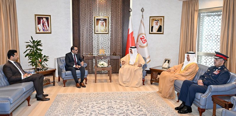 وزير الداخلية يبحث مع سفير باكستان تعزيز التعاون وتبادل الخبرات بين البلدين