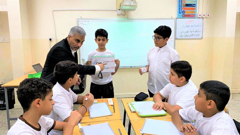 ماذا قال طلاب المعلم حسن الهدي عن أسلوبه التفاعلي المحفز؟