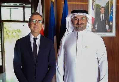 وزير الصناعة والتجارة يجتمع بسفير الجمهورية الفرنسية لدى مملكة البحرين 