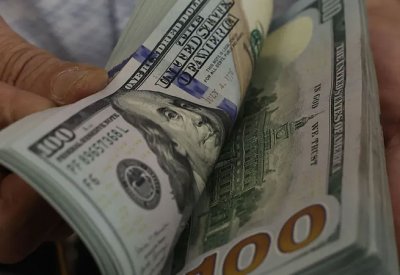 الدولار يتراجع بعد خفض الفائدة الأميركية