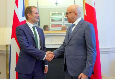 وزير الخارجية يجتمع مع وزير الدولة البريطاني لشؤون الشرق الأوسط وشمال أفريقيا