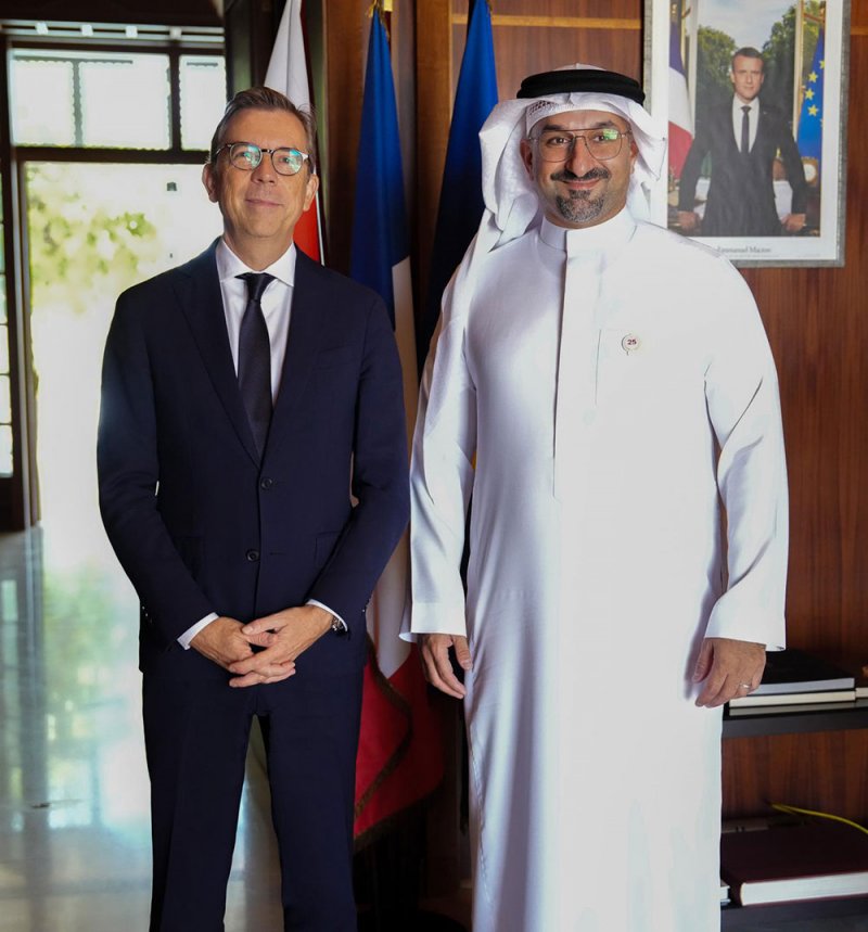 وزير الصناعة والتجارة يجتمع بسفير الجمهورية الفرنسية لدى مملكة البحرين 