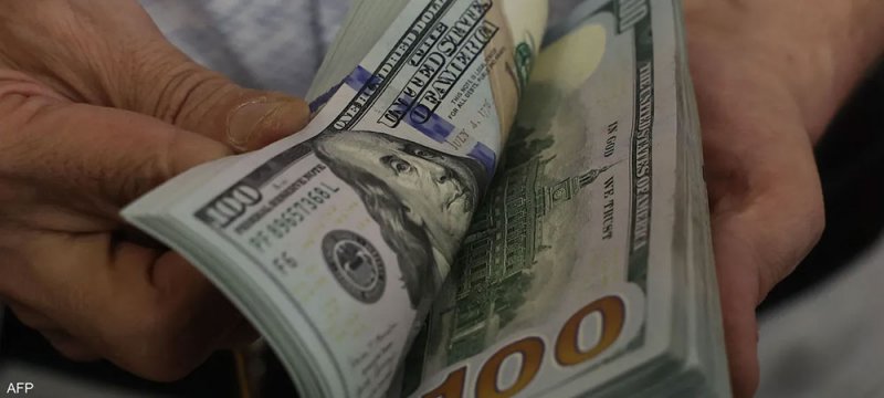 الدولار يتراجع بعد خفض الفائدة الأميركية
