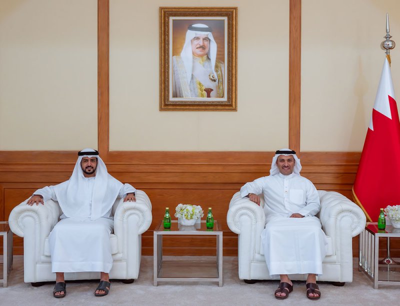 وزير الإعلام يستقبل سفير دولة الإمارات العربية المتحدة لدى مملكة البحرين