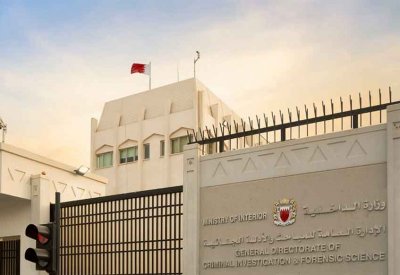 الإدارة العامة للمباحث والأدلة الجنائية : القبض على شخص قام برش مادة حارقة على امرأة إثر خلاف عائلي بينهما 
