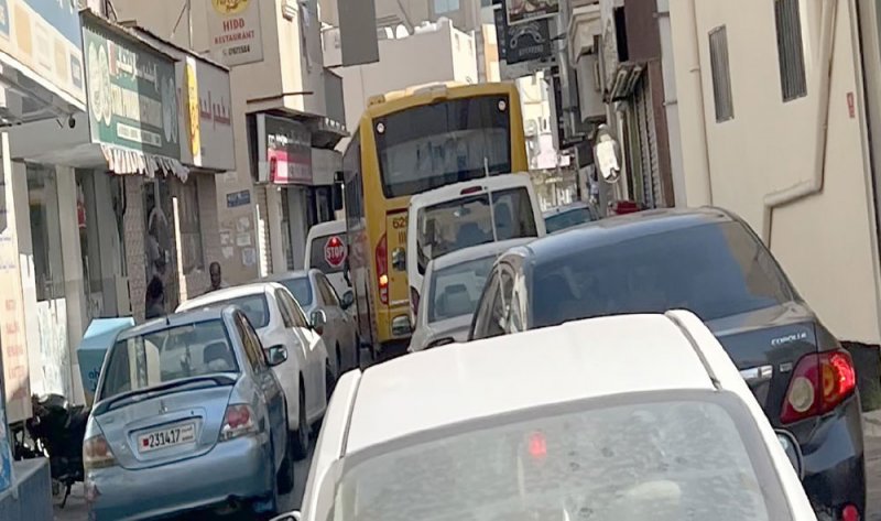 يجب منع حافلات الطلبة الكبيرة من دخول الشوارع الضيقة بالحد