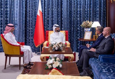 ناصر بن حمد يستقبل السفير الفرنسي لدى المملكة