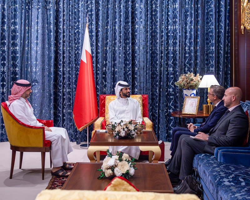 ناصر بن حمد يستقبل السفير الفرنسي لدى المملكة