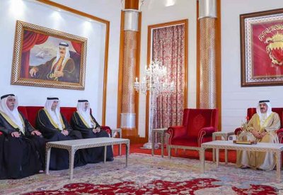 جلالة الملك المعظم يستقبل أبناء وأحفاد معالي الشيخ خالد بن محمد بن إبراهيم بن خالد آل خليفة رحمه الله