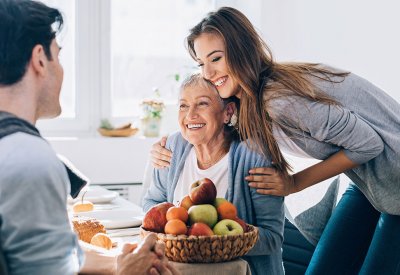 قضاء المزيد من الوقت مع والدتك يساعدها على العيش لفترة أطول