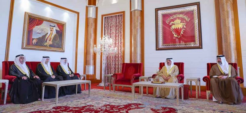 جلالة الملك المعظم يستقبل أبناء وأحفاد معالي الشيخ خالد بن محمد بن إبراهيم بن خالد آل خليفة رحمه الله