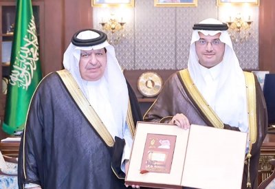 محافظ الأحساء يتسلم نسخة من كتاب “جمال الكلمة جمال”