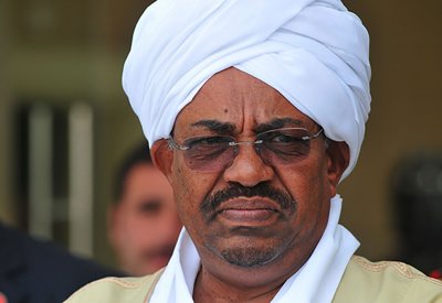 محامي البشير: نقل الرئيس السوداني السابق إلى مدينة شمالية لتلقي العلاج