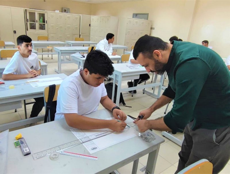 المعلم أحمد حمّاد يربط الرسم الهندسي بالتفكير الإبداعي وحل المشكلات