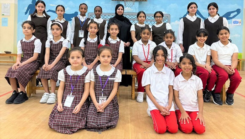 بالفيديو: حالة نادرة على مستوى مدارس البحرين.. 20 توأماً من الطالبات الموهوبات في مدرسة الزلاق