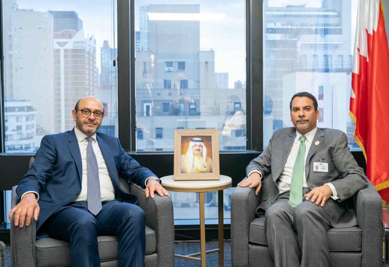 وزير النفط والبيئة يلتقي برئيس لجنة التفاوض الحكومية لـ "البلاستيك" 