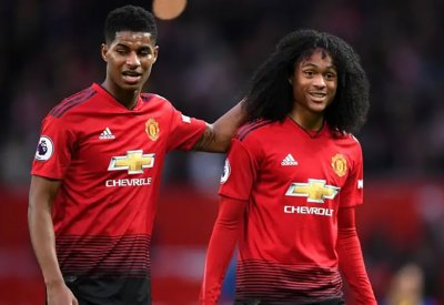 لاعب يونايتد يثير الذعر بعد سقوط مفاجئ في الملعب
