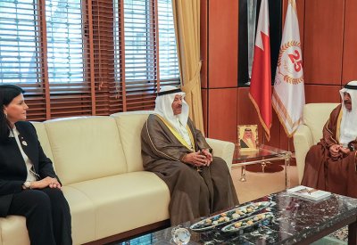 وزير الديوان الملكي يتسلم نسخة من كتاب "مجلس الشورى عشرون عامًا من الحصاد"