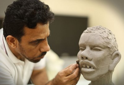 الفنان عبد الرسول الغائب.. أعمال خارجة عن الجمال التقليدي