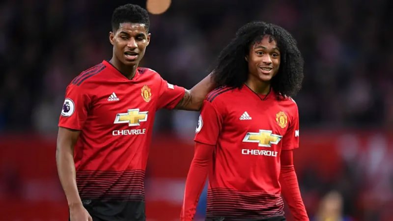 لاعب يونايتد يثير الذعر بعد سقوط مفاجئ في الملعب