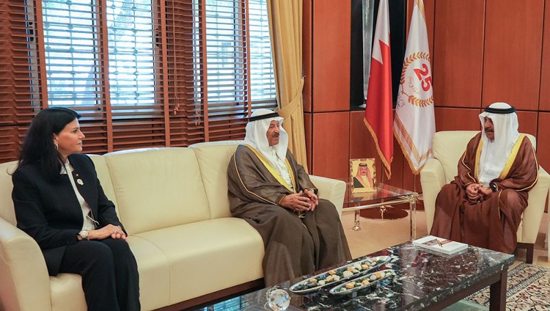 وزير الديوان الملكي يتسلم نسخة من كتاب "مجلس الشورى عشرون عامًا من الحصاد"