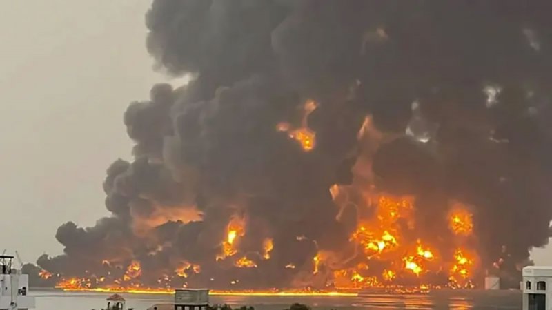 استهدفته إسرائيل بضربة عنيفة.. ما أهمية ميناء رأس عيسى للحوثيين؟