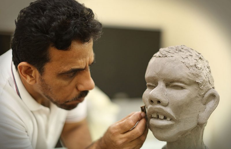 الفنان عبد الرسول الغائب.. أعمال خارجة عن الجمال التقليدي