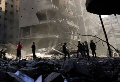 غارات إسرائيلية تستهدف مواقع أسلحة حزب الله.. وحشود من الدبابات تقف على الحدود