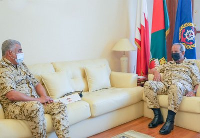 القائد العام لقوة دفاع البحرين يستقبل قائد الخدمات الطبية الملكية