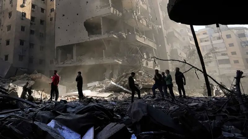 غارات إسرائيلية تستهدف مواقع أسلحة حزب الله.. وحشود من الدبابات تقف على الحدود