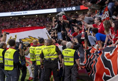 أتلتيكو مدريد يعاقب مشجعا أثار الشغب أمام ريال مدريد