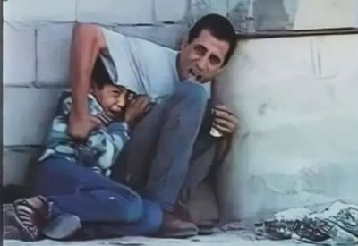 المشهد يتكرر بعد 24 عاماً.. والد محمد الدرة يشيّع أحفاده