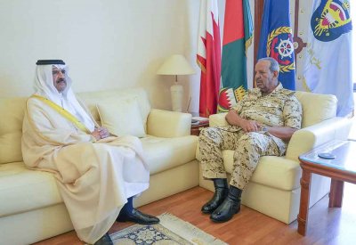 القائد العام لقوة دفاع البحرين يستقبل الشيخ عبدالعزيز بن مبارك آل خليفة