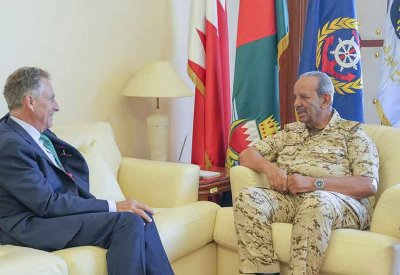 القائد العام لقوة دفاع البحرين يستقبل نائب رئيس مجلس الاستشارة العالمي رئيس هيئة الدفاع للقوات المسلحة البريطانية السابق