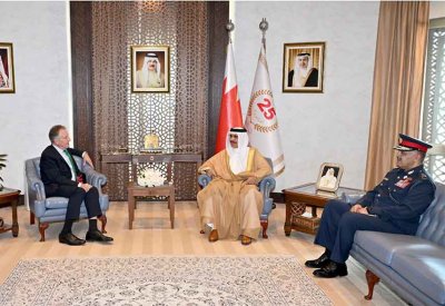 وزير الداخلية يبحث مع رئيس هيئة أركان الدفاع للقوات المسلحة البريطانية السابق عددا من الموضوعات ذات الصلة بالعمل الأمني