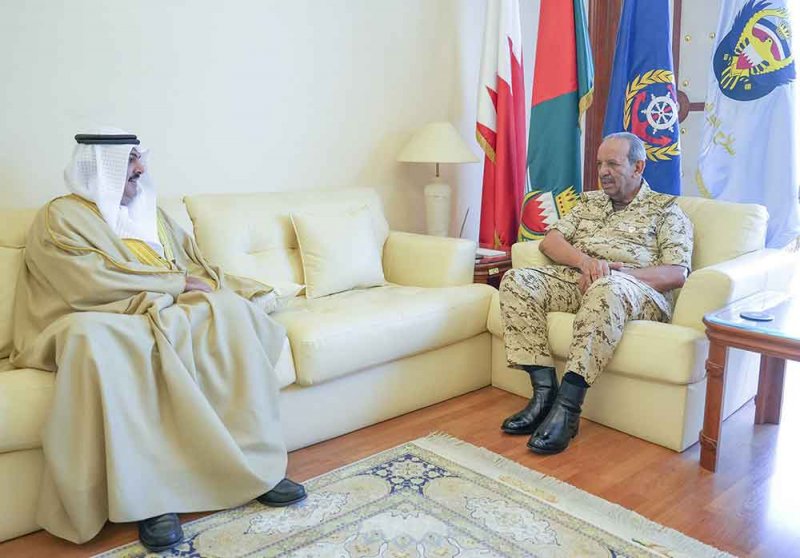 القائد العام لقوة دفاع البحرين يستقبل معالي الشيخ خليفة بن دعيج آل خليفة