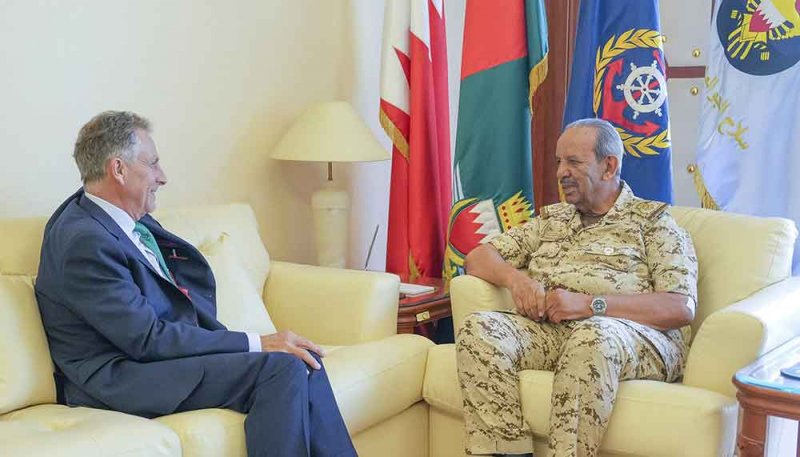 القائد العام لقوة دفاع البحرين يستقبل نائب رئيس مجلس الاستشارة العالمي رئيس هيئة الدفاع للقوات المسلحة البريطانية السابق
