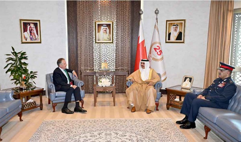 وزير الداخلية يبحث مع رئيس هيئة أركان الدفاع للقوات المسلحة البريطانية السابق عددا من الموضوعات ذات الصلة بالعمل الأمني