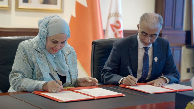وزارة الأشغال والجامعة الخليجية يوقعان مذكرة تفاهم في مجال التدريب والتطوير