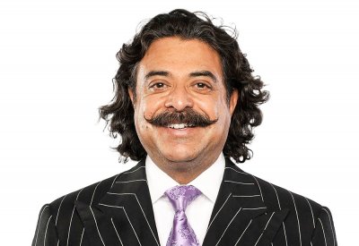 شهيـد خان.. وتجسيــد الحلـم الأميركــي بـ 13 مليـار دولار فـي البنـك