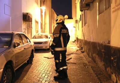 إصابة 4 أشخاص جراء إنفجار ناجم عن تسرب غاز بإحدى الشقق السكنية بالمحرق ، والجهات المختصة تباشر إجراءاتها في الموقع