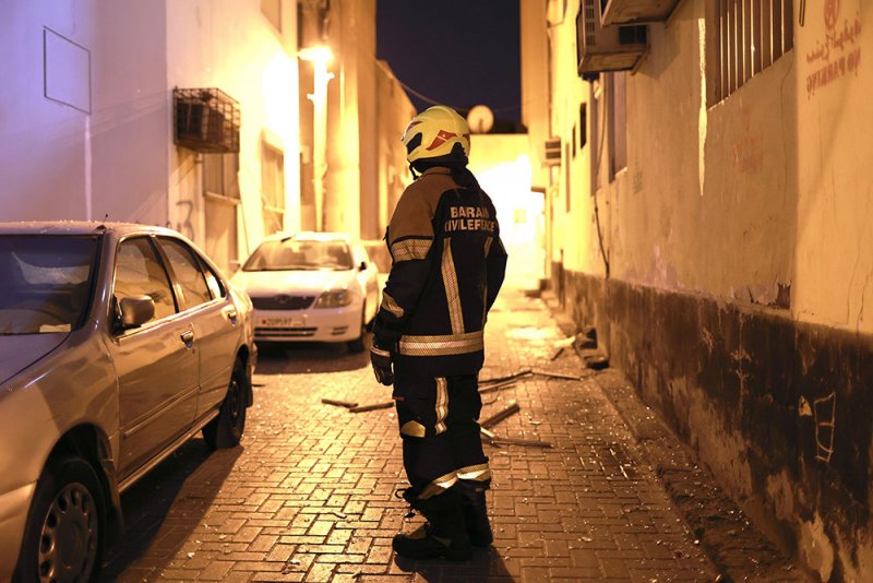إصابة 4 أشخاص جراء إنفجار ناجم عن تسرب غاز بإحدى الشقق السكنية بالمحرق ، والجهات المختصة تباشر إجراءاتها في الموقع