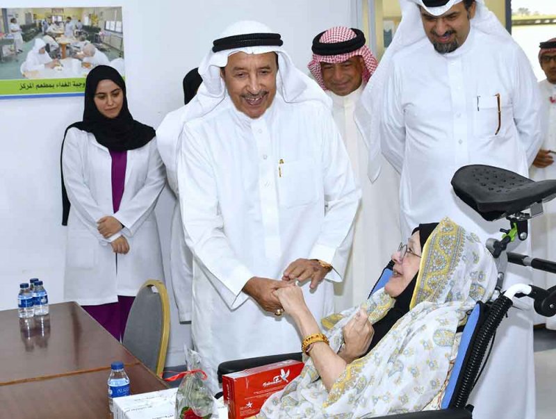 محافظ المحرق يزور مركز المحرق للرعاية الاجتماعية ويشيد بالخدمات المقدمة للمسنين