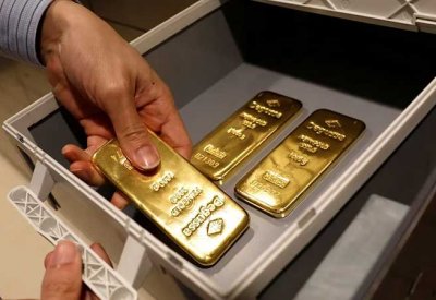 الذهب ينخفض مع تزايد توقعات خفض أقل للفائدة الأميركية