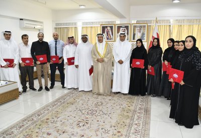 محافظ المحرق يكرم عدد من المعلمين والمعلمات بمناسبة اليوم العالمي للمعلم