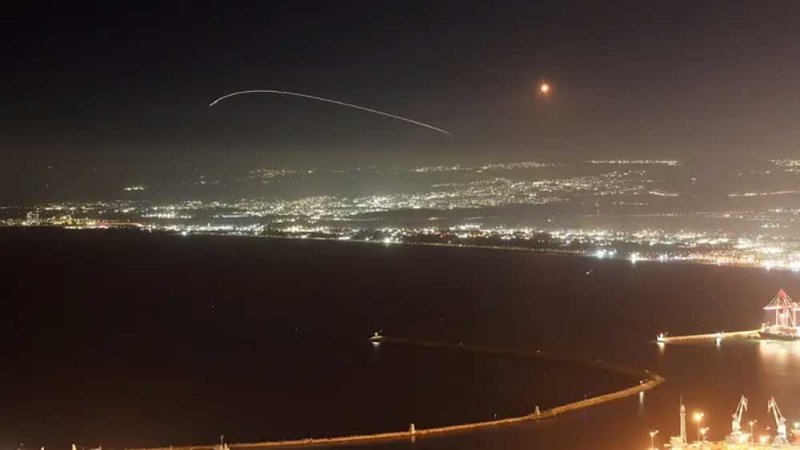 حزب الله يهاجم شمال حيفا بوابل من صواريخ
